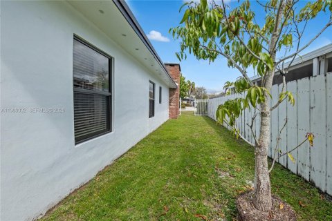 House in Miami, Florida 4 bedrooms, 207.36 sq.m. № 2049330 - photo 23