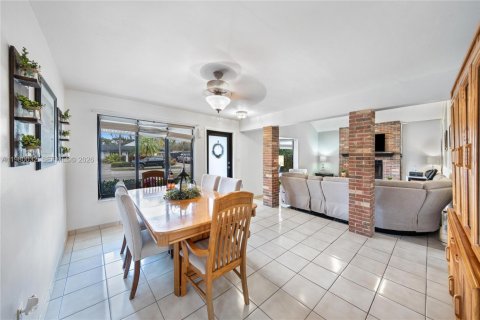 House in Miami, Florida 4 bedrooms, 207.36 sq.m. № 2049330 - photo 6