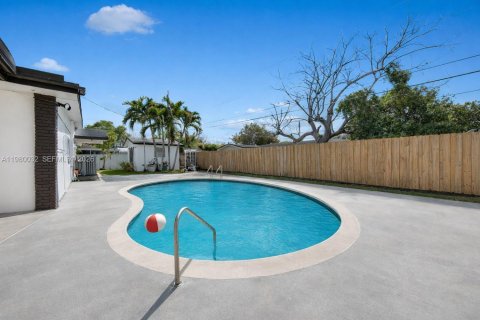 House in Miami, Florida 4 bedrooms, 207.36 sq.m. № 2049330 - photo 12