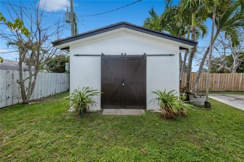 House in Miami, Florida 4 bedrooms, 207.36 sq.m. № 2049330 - photo 20