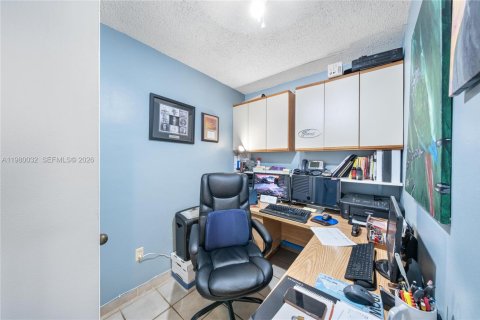 House in Miami, Florida 4 bedrooms, 207.36 sq.m. № 2049330 - photo 18