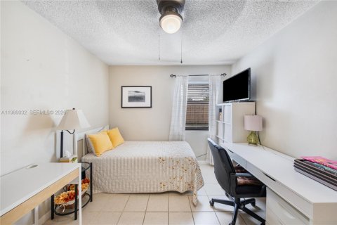 House in Miami, Florida 4 bedrooms, 207.36 sq.m. № 2049330 - photo 17