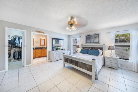 House in Miami, Florida 4 bedrooms, 207.36 sq.m. № 2049330 - photo 9