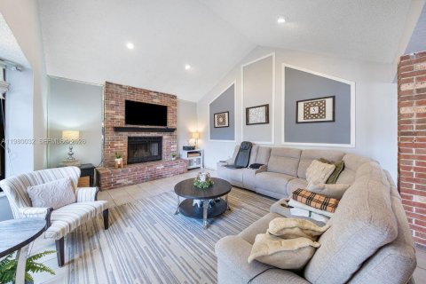 House in Miami, Florida 4 bedrooms, 207.36 sq.m. № 2049330 - photo 3