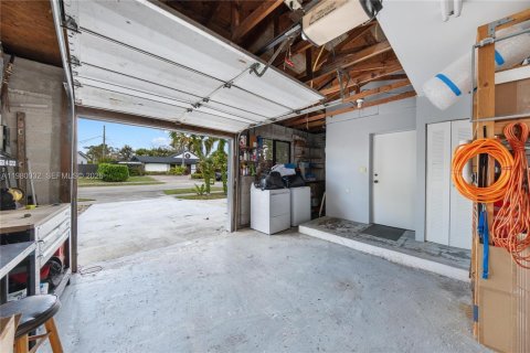 House in Miami, Florida 4 bedrooms, 207.36 sq.m. № 2049330 - photo 21