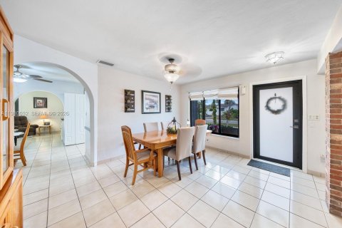 House in Miami, Florida 4 bedrooms, 207.36 sq.m. № 2049330 - photo 5