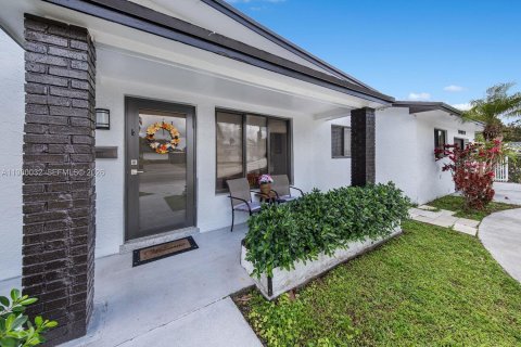 House in Miami, Florida 4 bedrooms, 207.36 sq.m. № 2049330 - photo 2