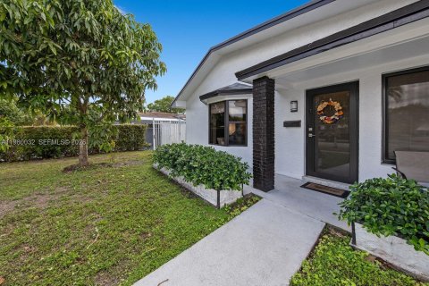 House in Miami, Florida 4 bedrooms, 207.36 sq.m. № 2049330 - photo 27