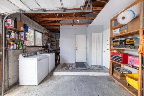 House in Miami, Florida 4 bedrooms, 207.36 sq.m. № 2049330 - photo 22