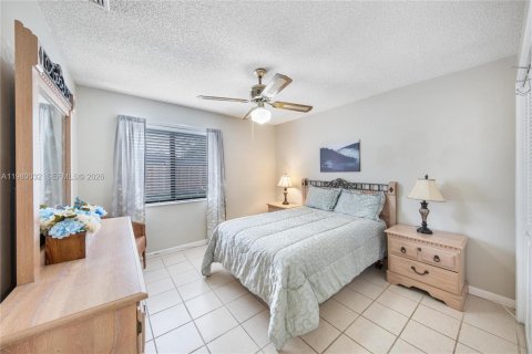 House in Miami, Florida 4 bedrooms, 207.36 sq.m. № 2049330 - photo 16