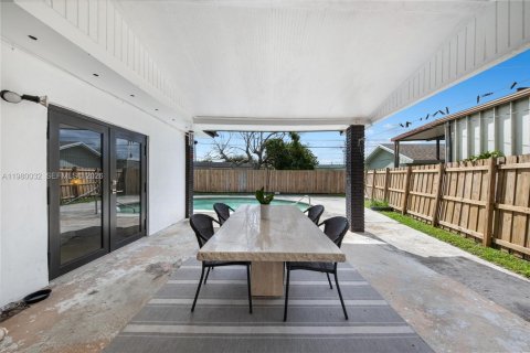 House in Miami, Florida 4 bedrooms, 207.36 sq.m. № 2049330 - photo 19