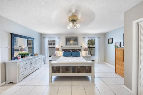 House in Miami, Florida 4 bedrooms, 207.36 sq.m. № 2049330 - photo 10