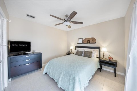 House in Miami, Florida 4 bedrooms, 207.36 sq.m. № 2049330 - photo 14