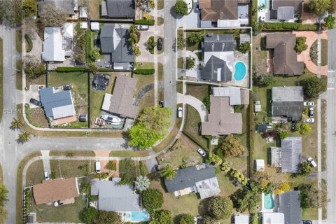 House in Miami, Florida 4 bedrooms, 207.36 sq.m. № 2049330 - photo 24