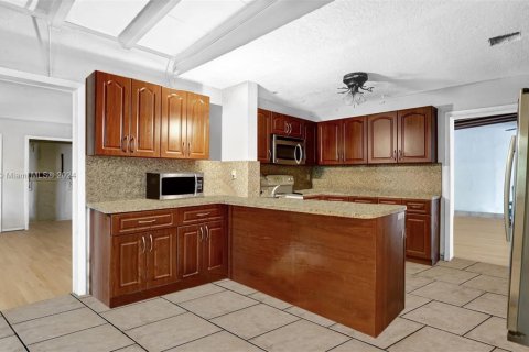 Casa en venta en North Miami Beach, Florida, 5 dormitorios, 293.94 m2 № 1702760 - foto 2