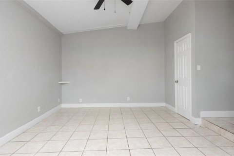 Commercial property in Saint Petersburg, Florida 4 bedrooms, 176.61 sq.m. № 2229822 - photo 12