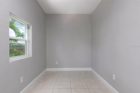 Commercial property in Saint Petersburg, Florida 4 bedrooms, 176.61 sq.m. № 2229822 - photo 9