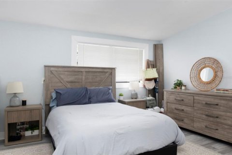 Commercial property in Saint Petersburg, Florida 4 bedrooms, 176.61 sq.m. № 2229822 - photo 27