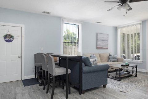 Commercial property in Saint Petersburg, Florida 4 bedrooms, 176.61 sq.m. № 2229822 - photo 19