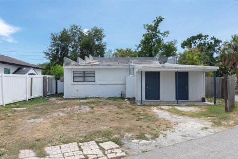 Commercial property in Saint Petersburg, Florida 4 bedrooms, 176.61 sq.m. № 2229822 - photo 2