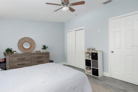 Commercial property in Saint Petersburg, Florida 4 bedrooms, 176.61 sq.m. № 2229822 - photo 29