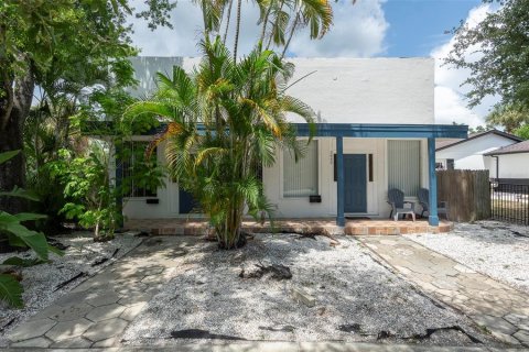 Commercial property in Saint Petersburg, Florida 4 bedrooms, 176.61 sq.m. № 2229822