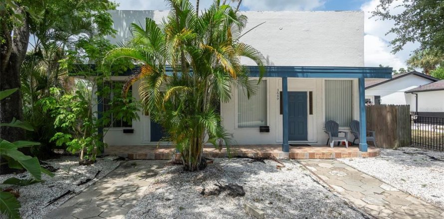 Commercial property in Saint Petersburg, Florida 4 bedrooms, 176.61 sq.m. № 2229822