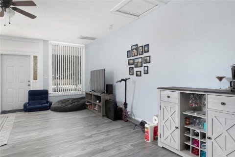 Commercial property in Saint Petersburg, Florida 4 bedrooms, 176.61 sq.m. № 2229822 - photo 21
