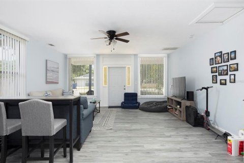 Commercial property in Saint Petersburg, Florida 4 bedrooms, 176.61 sq.m. № 2229822 - photo 18