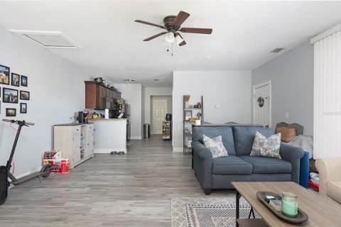 Commercial property in Saint Petersburg, Florida 4 bedrooms, 176.61 sq.m. № 2229822 - photo 20