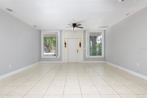 Commercial property in Saint Petersburg, Florida 4 bedrooms, 176.61 sq.m. № 2229822 - photo 3