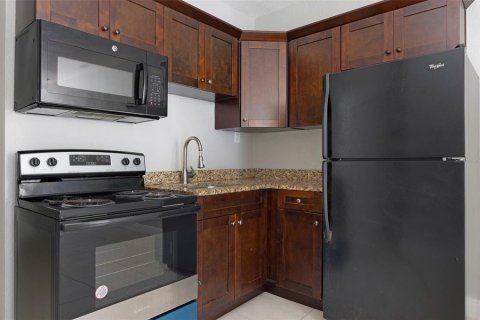 Commercial property in Saint Petersburg, Florida 4 bedrooms, 176.61 sq.m. № 2229822 - photo 8