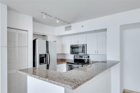 Condo in Miami Beach, Florida, 2 bedrooms  № 2066827 - photo 4