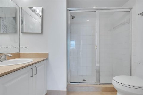 Condo in Miami Beach, Florida, 2 bedrooms  № 2066827 - photo 13