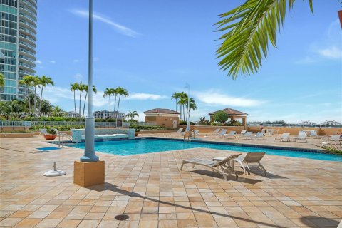 Condo in Miami Beach, Florida, 2 bedrooms  № 2066827 - photo 25