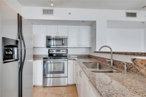 Condo in Miami Beach, Florida, 2 bedrooms  № 2066827 - photo 5