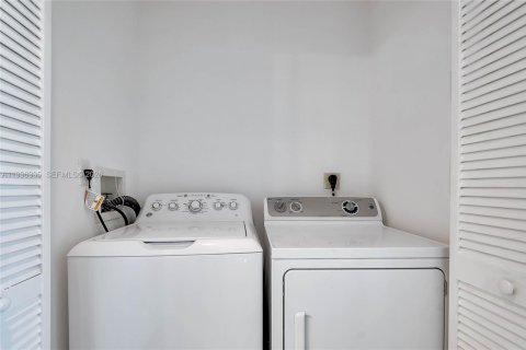 Condo in Miami Beach, Florida, 2 bedrooms  № 2066827 - photo 26