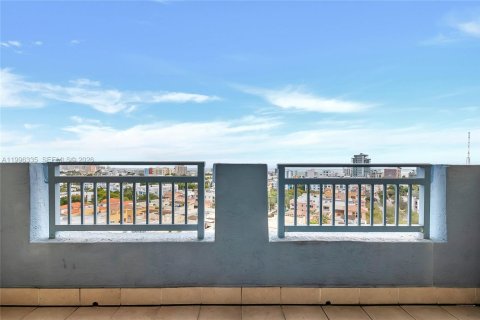 Condo in Miami Beach, Florida, 2 bedrooms  № 2066827 - photo 24