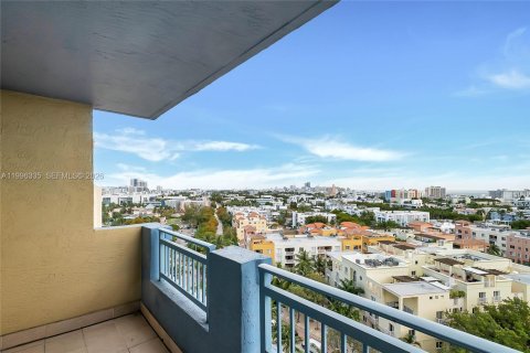 Condo in Miami Beach, Florida, 2 bedrooms  № 2066827 - photo 17