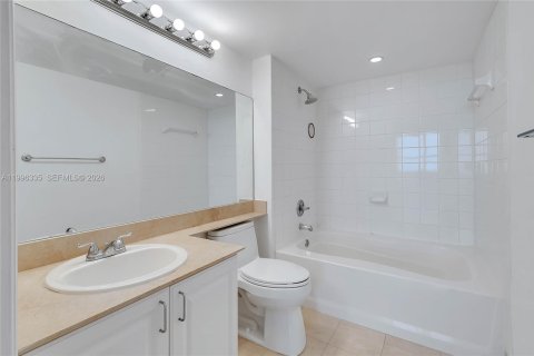 Condo in Miami Beach, Florida, 2 bedrooms  № 2066827 - photo 16