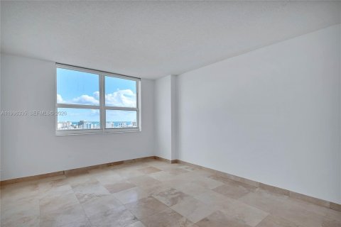 Condo in Miami Beach, Florida, 2 bedrooms  № 2066827 - photo 12