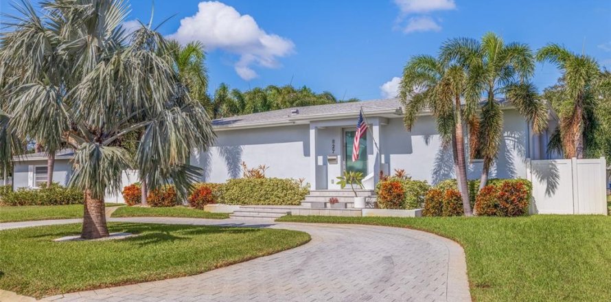 House in Saint Petersburg, Florida 3 bedrooms, 246.19 sq.m. № 1786058