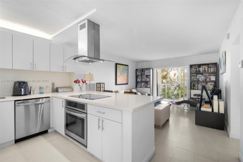 Condo in Key Biscayne, Florida, 3 bedrooms  № 1809726 - photo 1