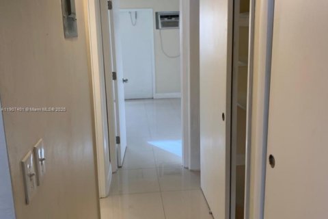 House in Miami, Florida 1 bedroom № 2061019 - photo 8