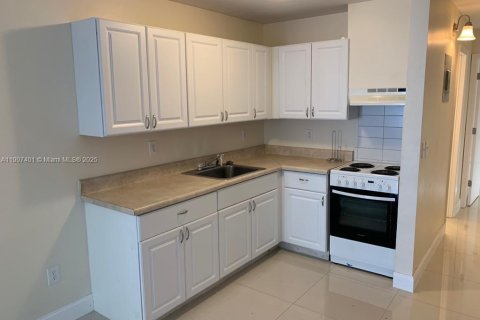 House in Miami, Florida 1 bedroom № 2061019 - photo 6