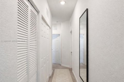 Touwnhouse à vendre à Miami, Floride: 3 chambres, 167.6 m2 № 2051666 - photo 11
