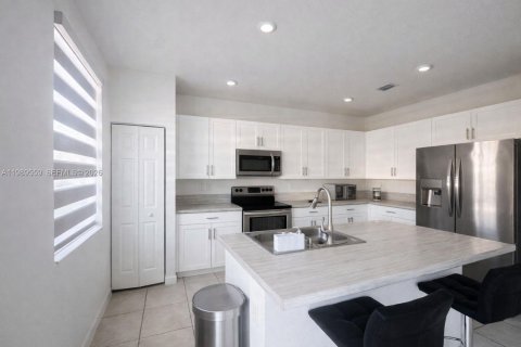 Touwnhouse à vendre à Miami, Floride: 3 chambres, 167.6 m2 № 2051666 - photo 4