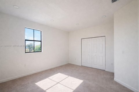 Touwnhouse à vendre à Miami, Floride: 3 chambres, 167.6 m2 № 2051666 - photo 13