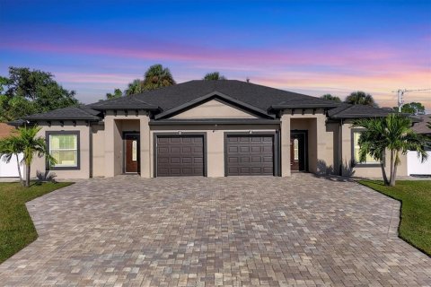 Propiedad comercial en Rotonda, Florida 6 dormitorios, 243.96 m2 № 2102758
