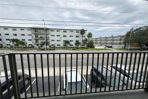 Apartamento en alquiler en North Miami, Florida, 2 dormitorios № 1977551 - foto 12